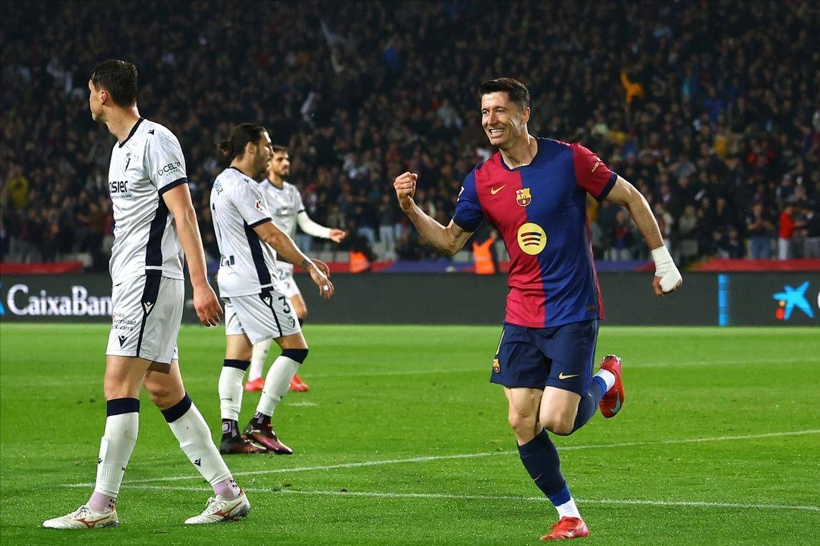 莱万多夫斯基意外战胜利物浦，刷新纪录引爆全场！